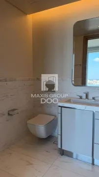 Moderno kupatilo sa umivaonikom i wc šoljom obloženo mermerom. - image 13