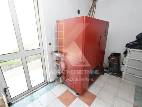 Izdavanje, kuća, 500m², Tološi, Podgorica - image 34