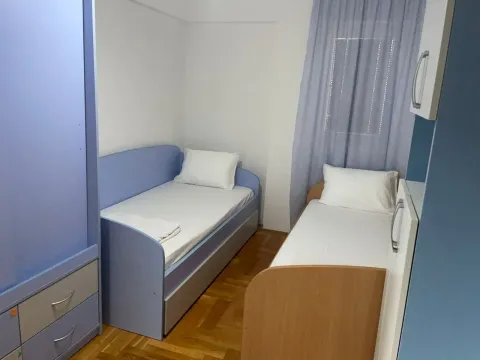 Dječija soba sa dva kreveta i garderoberom. - image 6