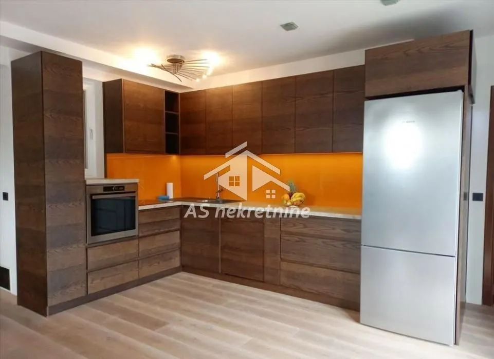 Izdavanje, četvorosoban stan, 120m², Senjak, Beograd