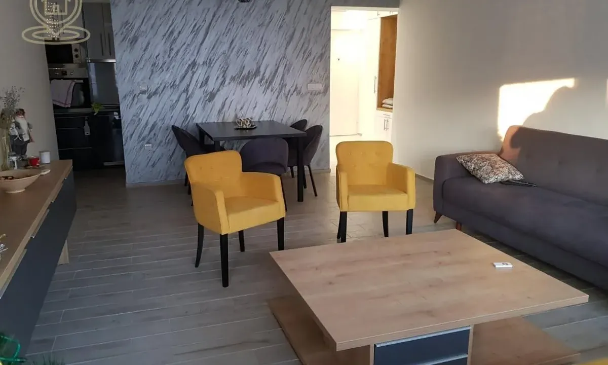 Izdavanje, trosoban stan, 80m², Centar, Novi Sad