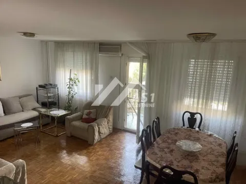 Dnevna soba sa garniturom i trpezarijskim stolom. - image 7