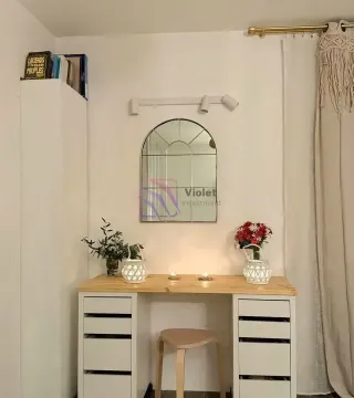 Bijeli radni sto sa ogledalom i stolicom u spavaćoj sobi. - image 8