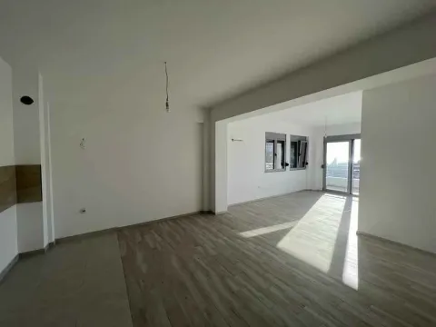 Svijetao i prostran prazan prostor u novogradnji. - image 13