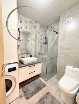 Moderno opremljeno kupatilo sa tuš kabinom i umivaonikom. - image 10