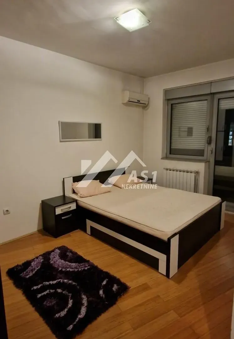 Izdavanje, četvorosoban stan, 99m², Centar, Novi Sad