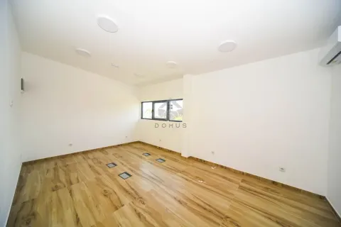 Prazna svijetla prostorija sa bijelim zidovima, drvenim podom i prozorom. - image 2