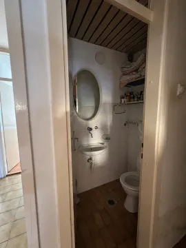 Manje kupatilo sa umivaonikom, ogledalom i toaletom. - image 9