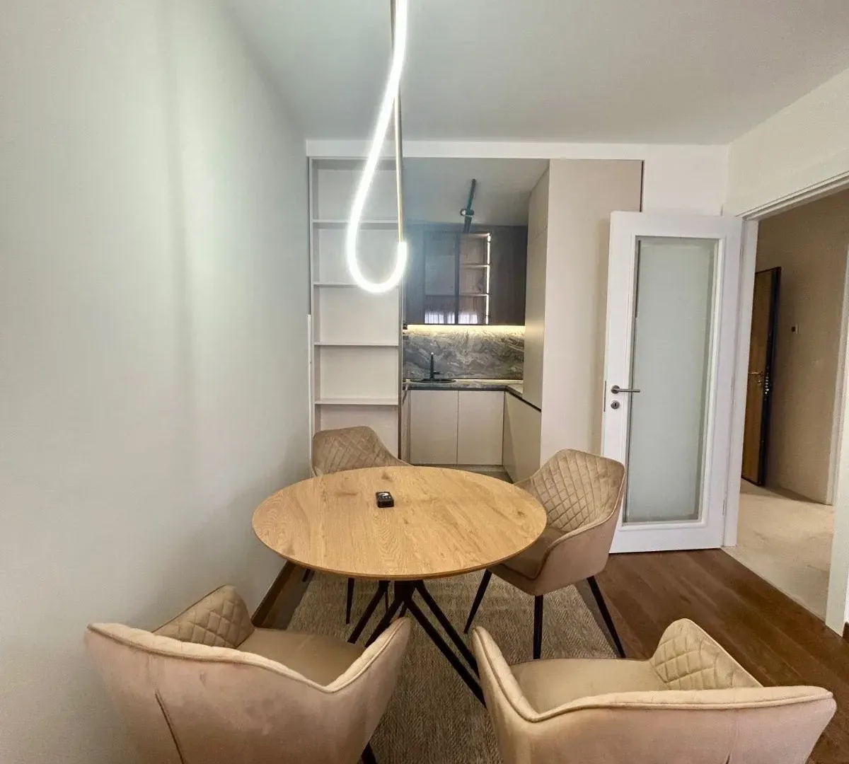 Izdavanje, jednosoban stan, 51m², Tološi, Podgorica