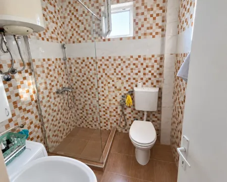 Kupatilo sa tuš kabinom, WC šoljom i umivaonikom. - image 7