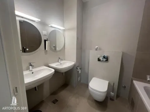 Moderno kupatilo sa dva umivaonika, ogledalima, wc šoljom i kadom. - image 18