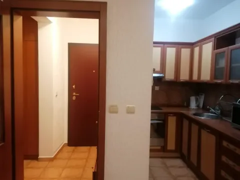 Pogled iz hodnika na kuhinju sa drvenimelementima. - image 10
