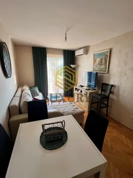 Dnevni boravak sa garniturom, trpezarijskim stolom i izlazom na terasu. - image 4