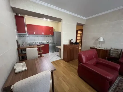 Dnevni boravak sa trpezarijom i kuhinjom u pozadini. - image 4