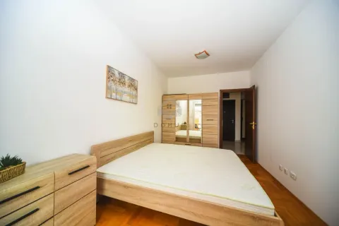 Namještena spavaća soba sa bračnim krevetom i drvenim ormarom. - image 7