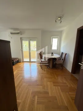 Dnevna soba sa trpezarijskim stolom, parketom i izlazom na terasu. - image 3