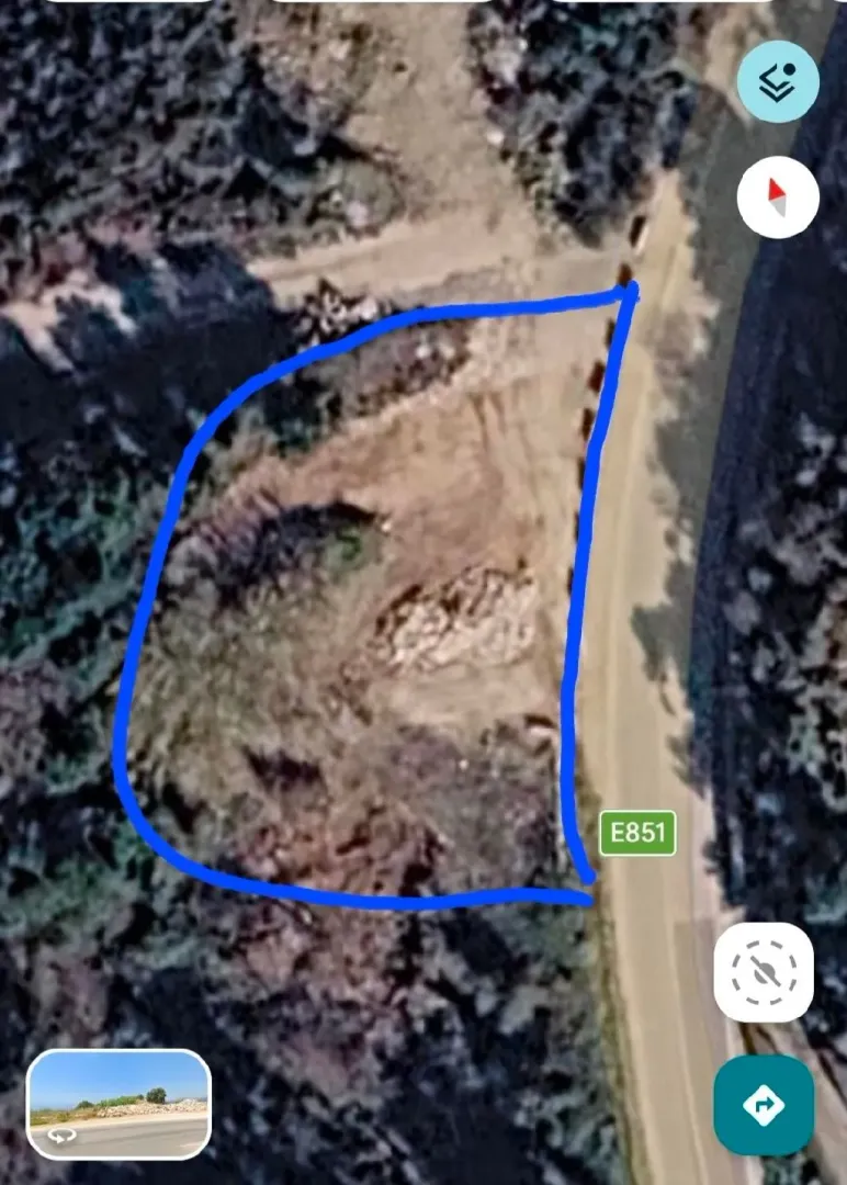 Satelitski snimak zemljišta sa ucrtanim granicama parcele.