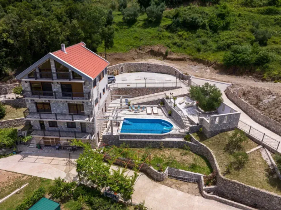 Izdavanje, kuća, 300m², Radanovići, Kotor