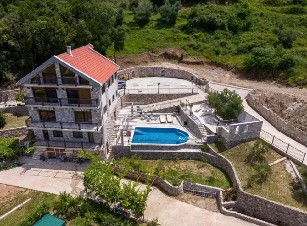 Izdavanje, kuća, 300m², Radanovići, Kotor