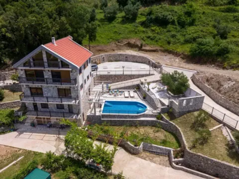 Izdavanje, kuća, 300m², Radanovići, Kotor