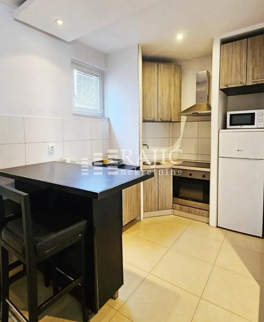 Smaller equipped kitchen with a dining table.