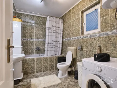 Kupatilo opremljeno kadom, wc šoljom, umivaonikom i veš mašinom. - image 21