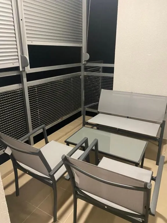 Namještena terasa sa garniturom za sedenje.