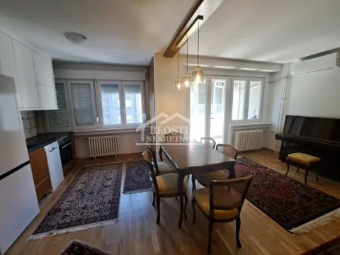 Kuhinja sa trpezarijom i klavirom u stanu. - image 16