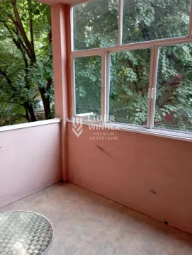 Zastakljeni balkon sa pogledom na zeleno drveće. - image 14
