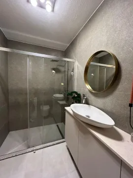 Moderno opremljeno kupatilo sa tuš kabinom i umivaonikom. - image 2