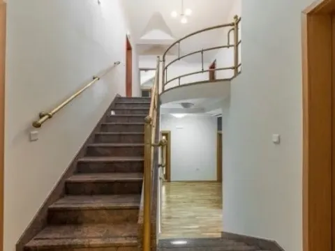 Izdavanje, petosoban stan, 400m², Zabjelo, Podgorica - image 4