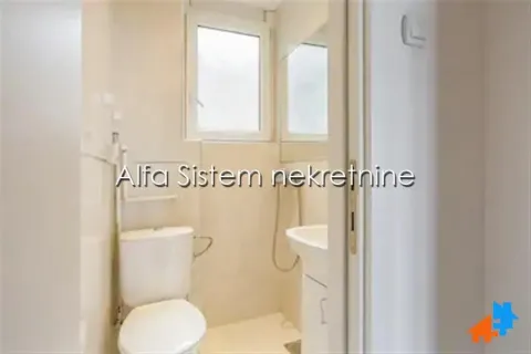 Manje kupatilo sa toaletom, umivaonikom i prozorom. - image 19