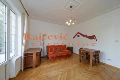 Dnevna soba sa garniturom za sedenje, stolom i drvenim podom. - image 3