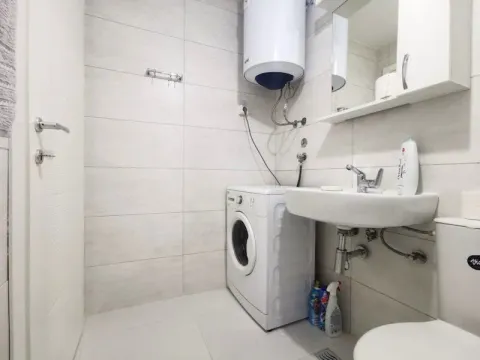Manje kupatilo sa tuš kabinom, umivaonikom, veš mašinom i bojlerom. - image 8