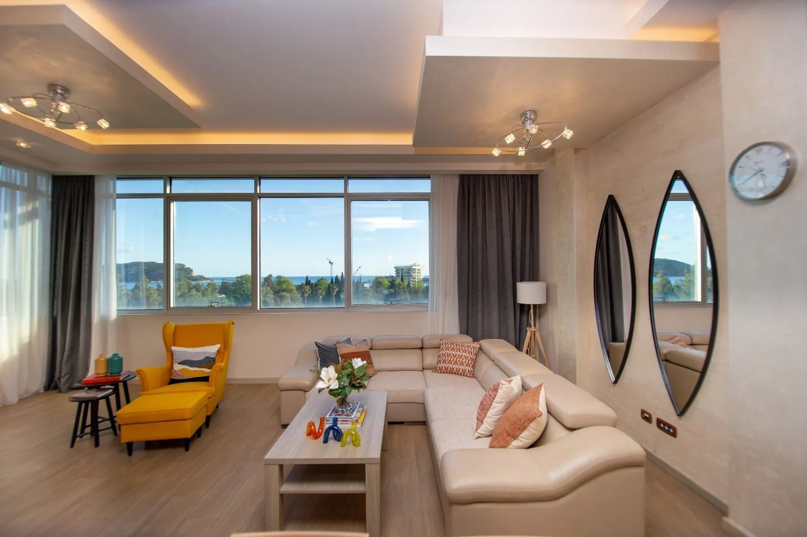 Izdavanje, dvosoban stan, 109m², Budva, Crna Gora