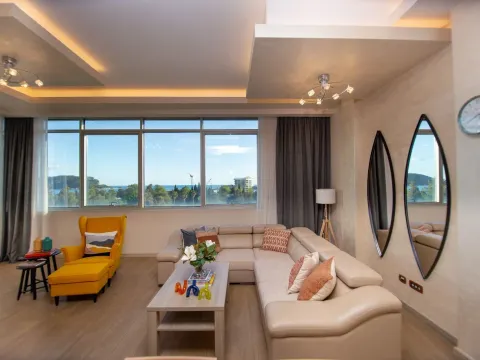 Izdavanje, dvosoban stan, 109m², Budva, Crna Gora - image 1