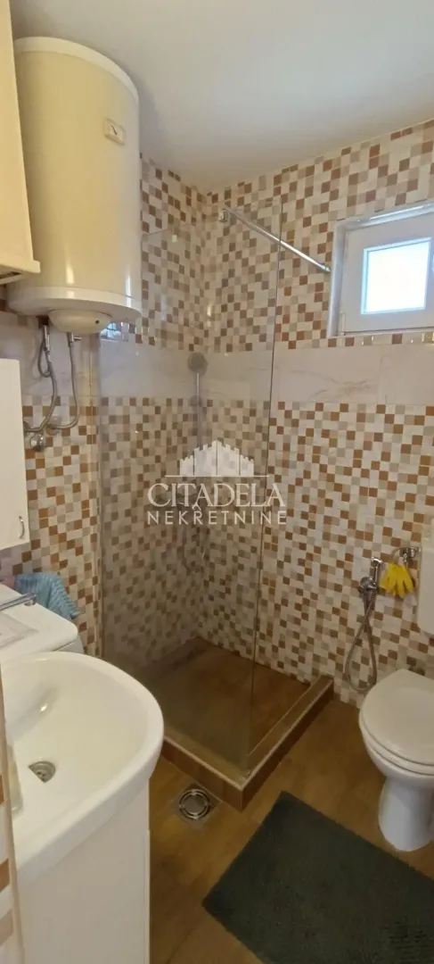 Kupatilo sa tuš kabinom, umivaonikom i wc šoljom.