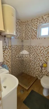 Kupatilo sa tuš kabinom, umivaonikom i wc šoljom. - image 6