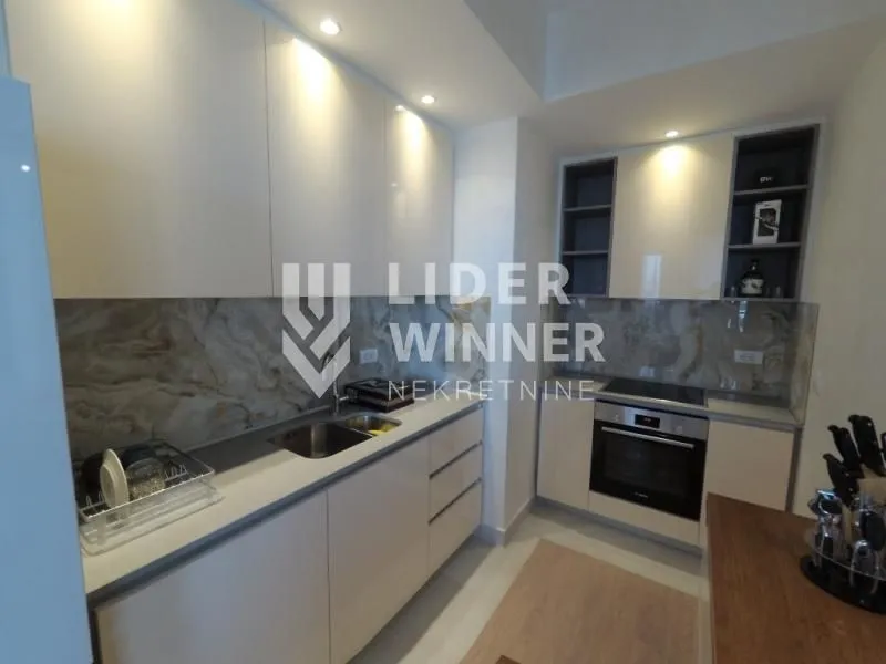 Izdavanje, trosoban stan, 82m², Savski Venac, Beograd