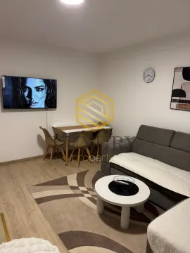 Dnevna soba sa garniturom, trpezarijskim stolom i TV-om. - image 3