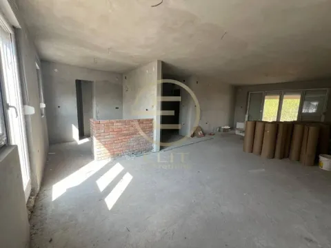 Pogled na neuređeni enterijer u sivoj fazi sa zidovima i podom u košuljici. - image 6