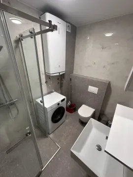 Savremeno opremljeno kupatilo sa tuš kabinom, veš mašinom i bojlerom. - image 8