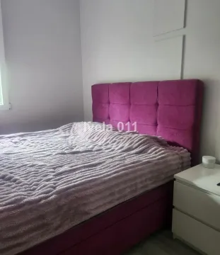 Bračni krevet sa ljubičastim uzglavljem i prekrivačem u spavaćoj sobi. - image 10