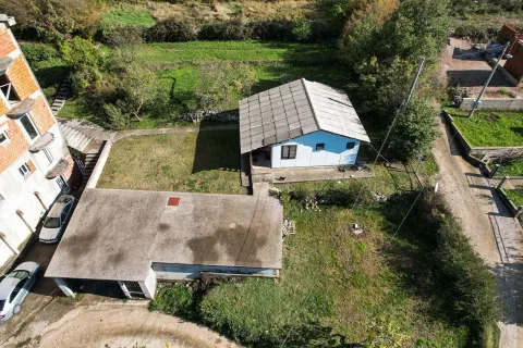 Pogled iz vazduha na imanje sa kućom, pomoćnim objektom i dvorištem. - image 8