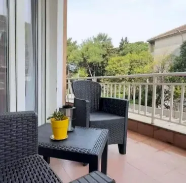 Namješten balkon sa garniturom za sjedenje i pogledom na zelenilo. - image 4