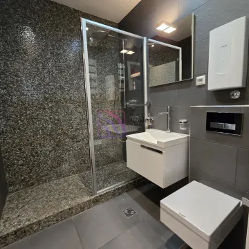 Moderno opremljeno kupatilo sa tuš kabinom, umivaonikom i wc šoljom. - image 14