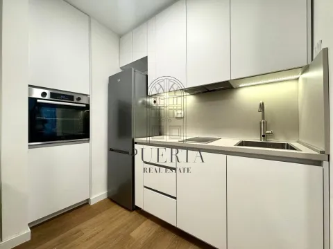 Moderna bijela kuhinja sa ugradnim aparatima i frižiderom. - image 5
