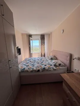 Nameštena spavaća soba sa bračnim krevetom, garderoberom i prozorom koji gleda na prirodu. - image 7