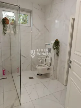 Savremeno opremljeno kupatilo sa tuš kabinom i mermernim pločicama. - image 10