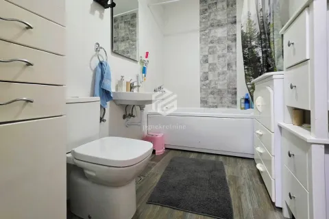 Manje kupatilo sa kadom, umivaonikom i toaletom. - image 13